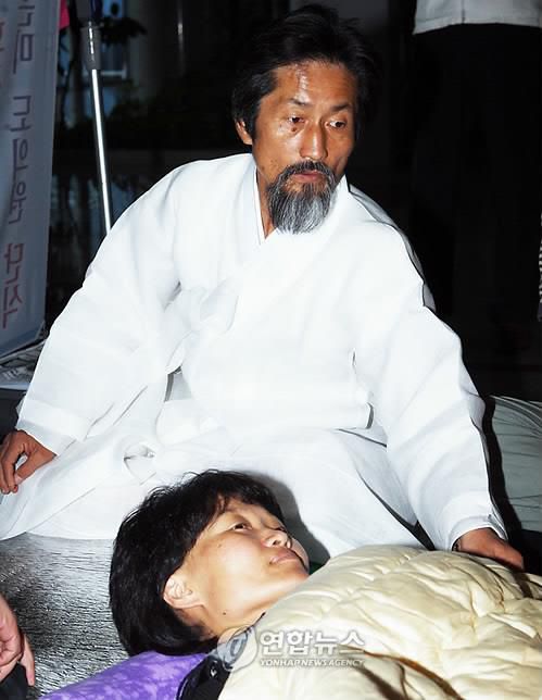 2009년 '농정 회생' 주장하며 단식 농성하는 오은미 도의원[연합뉴스 자료사진]