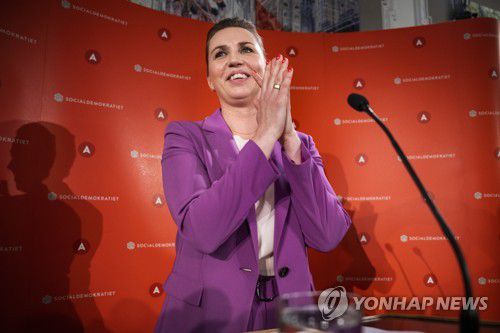 "덴마크인들은 역사적인 선택을 했다"(코펜하겐 EPA=연합뉴스) 1일(현지시간) 덴마크 총리이자 사회민주당 대표인 메테 프레데릭센 총리가 이날 실시된 국민투표 결과를 두고 연설하고 있다. 이날 EU의 공동방위 예외 규정(opt-out·옵트아웃)의 폐기 여부를 묻는 국민투표 결과 유권자 65.8%가 참여해 찬성 66.9%, 반대 33.1%로 집계됐다. 2022.6.2 photo@yna.co.kr