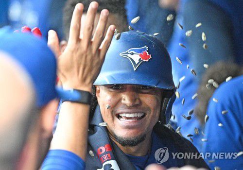1회말 선두 타자 홈런으로 1-1 동점을 이룬 토론토 에스피날 [USA 투데이/로이터=연합뉴스]