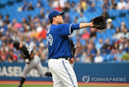 홈런 허용한 류현진(토론토 USA투데이스포츠/로이터=연합뉴스) 토론토 블루제이스 왼손 선발 류현진이 2일(한국시간) 캐나다 온타리오주 토론토의 로저스센터에서 열린 시카고 화이트삭스와의 홈경기, 1회초 선두 타자 폴록에게 홈런을 내준 뒤, 아쉬움을 드러내고 있다.