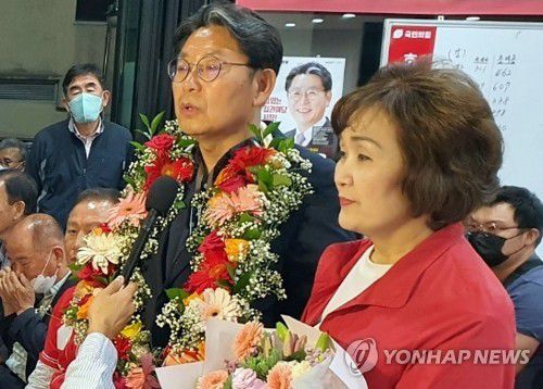 당선 소감 밝히는 홍태용 김해시장 당선인(김해=연합뉴스) 홍태용 국민의힘 경남 김해시장 후보가 승리가 확정된 2일 새벽 선거사무소에서 당선 인사말을 하고 있다. 오른쪽은 홍 당선인 부인. 2022.6.2 [홍태용 후보 선거사무소 제공. 재판매 및 DB 금지]  seaman@yna.co.kr