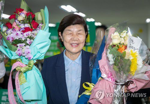 환호하는 노옥희 울산시교육감 후보(울산=연합뉴스) 김용태 기자 = 노옥희 울산시교육감 후보가 1일 오후 울산시 남구 자신의 선거사무소에서 당선이 확실시되자 꽃다발을 들고 환호하고 있다. 2022.6.2 yongtae@yna.co.kr