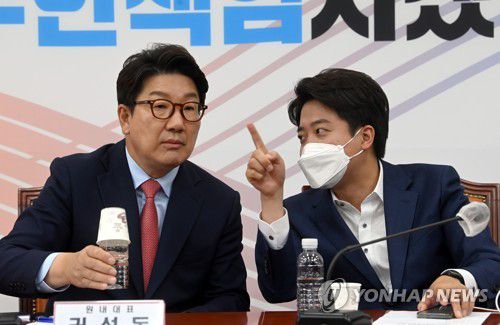 이준석·권성동 대화(서울=연합뉴스) 이정훈 기자 = 국민의힘 이준석 대표와 권성동 원내대표가 2일 오전 국회에서 열린 최고위원회의에서 대화하고 있다. 2022.6.2 [국회사진기자단] uwg806@yna.co.kr