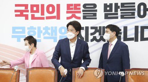 최고위 참석하는 이준석 대표(서울=연합뉴스) 백승렬 기자 = 국민의힘 이준석 대표가 2일 오전 국회에서 열린 최고위원회의에 참석하고 있다. 2022.6.2 [국회사진기자단] srbaek@yna.co.kr