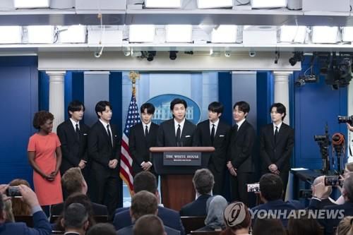 백악관 브리핑룸서 발언하는 방탄소년단 (서울=연합뉴스) 방탄소년단(BTS)의 RM이 지난 달 31일(현지시간) 멤버들과 함께 미국 워싱턴DC 백악관 브리핑룸에서 발언하고 있다. 2022.6.1 [하이브 제공. 재판매 및 DB 금지]     photo@yna.co.kr