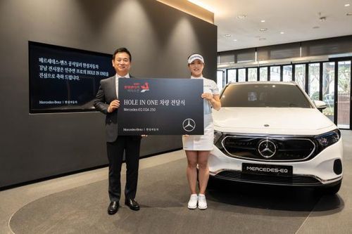 한성자동차, KLPGA 홀인원 인주연에 벤츠 전기 SUV 전달(서울=연합뉴스) 한성자동차가 지난 5월 30일 서울 한성자동차 강남전시장에서 한국여자프로골프(KLPGA) 홀인원을 기록한 인주연에게 홀인원 부상인 순수 전기차 '더 뉴 EQA'를 전달하고 있다. [한성자동차 제공. 재판매 및 DB 금지]