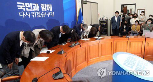 총사퇴 기자회견 마치고 인사하는 민주당 비대위원들(서울=연합뉴스) 하사헌 기자 = 더불어민주당 윤호중ㆍ박지현 공동비상대책위원장을 비롯한 비상대책위원들이 2일 서울 여의도 국회에서 총사퇴 기자회견을 마친 후 인사하고 있다. 2022.6.2 [국회사진기자단] toadboy@yna.co.kr