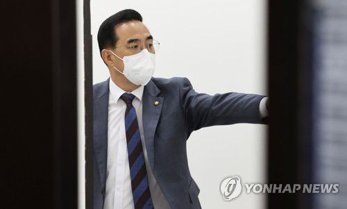 원내대표실로 이동하는 박홍근 대표 권한대행(서울=연합뉴스) 백승렬 기자 = 더불어민주당 박홍근 당 대표 권한대행이 3일 국회 원내대표실로 이동하고 있다. 박 권한대행은 4선 중진의원 간담회와 당무위원-국회의원 연석회의를 연속으로 주재하며 당 수습책을 논의할 예정이다. 2022.6.3 [국회사진기자단] srbaek@yna.co.kr