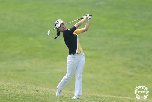 세컨드 샷 하는 이예원(서울=연합뉴스) 이예원이 3일 인천 청라에 위치한 베어즈베스트청라CC에서 열린 '2022 롯데 오픈' 2라운드 8번 홀에서 세컨드 샷 하고 있다. 2022.6.3      [KLPGA 제공. 재판매 및 DB 금지] photo@yna.co.kr