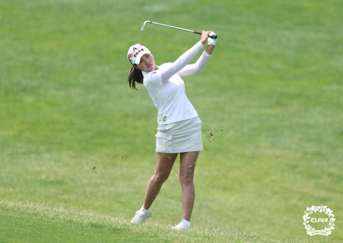 세컨드 샷 하는 성유진(서울=연합뉴스) 성유진이 3일 인천 청라에 위치한 베어즈베스트청라CC에서 열린 '2022 롯데 오픈' 2라운드 8번 홀에서 세컨드 샷 하고 있다. 2022.6.3      [KLPGA 제공. 재판매 및 DB 금지] photo@yna.co.kr