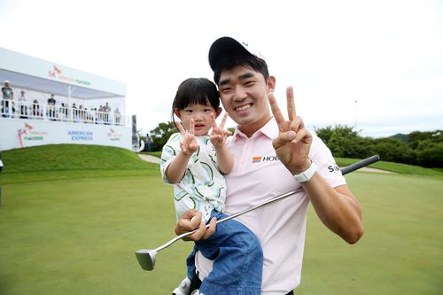 딸을 안고 우승의 기쁨을 표시하는 김비오.[KPGA 제공. 재판매 및 DB 금지]