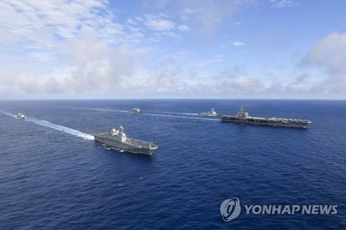 한미 항모강습단 연합훈련(서울=연합뉴스) 합동참모본부는 지난 2일부터 사흘간 일본 오키나와 동남방 공해상에서 한미 해군 간 항모강습단 연합훈련을 했다고 4일 밝혔다. 훈련 마지막 날인 이날 한미 양측 전력 함정 6대와 및 항공기 3대가 대열을 형성하여 항진하고 있다. 2022.6.4 [합참 제공. 재판매 및 DB금지] photo@yna.co.kr