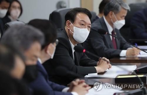 NSC 상임위 임석한 윤석열 대통령(서울=연합뉴스) 윤석열 대통령이 5일 오전 용산 대통령실 청사 지하 국가위기관리센터에서 김성한 국가안보실장 주재로 열린 국가안보보장회의(NSC) 상임위원회에 임석하고 있다. 2022.6.5 [대통령실 제공, 재판매 및 DB 금지] seephoto@yna.co.kr