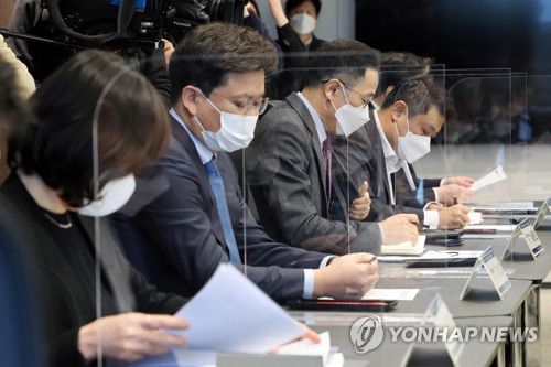 우크라 사태 수출입업계 간담회(서울=연합뉴스) 홍해인 기자 = 28일 서울 강남구 한국무역협회에서 러시아의 우크라이나 침공 사태와 관련해 열린 수출입업계 간담회에서 관계자들이 회의자료를 살피고 있다. 2022.2.28 hihong@yna.co.kr