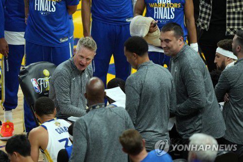 작전 지시하는 골든스테이트의 스티브 커 감독Jun 5, 2022; San Francisco, California, USA; Golden State Warriors head coach Steve Kerr talks to his team before the start of the second half against the Boston Celtics during game two of the 2022 NBA Finals at Chase Center. Mandatory Credit: Darren Yamashita-USA TODAY Sports