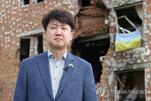 이르핀 전쟁피해 현장 둘러보는 이준석 대표(서울=연합뉴스) 국민의힘 이준석 대표가 5일(현지시간) 우크라이나 키예프주 이르핀 방문, 전쟁 피해현장을 둘러보고 있다. 2022.6.7 [국민의힘 제공. 재판매 및 DB 금지] srbaek@yna.co.kr