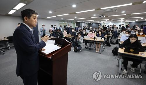 취재진 질문에 답하는 김주현 금융위원장 후보자(서울=연합뉴스) 김인철 기자 = 금융위원장 후보자로 지명된 김주현 여신금융협회 회장이 7일 오후 서울 중구 여신금융협회에서 열린 소감 발표 및 출입기자 간담회에서 취재진 질문에 답하고 있다. 2022.6.7 yatoya@yna.co.kr