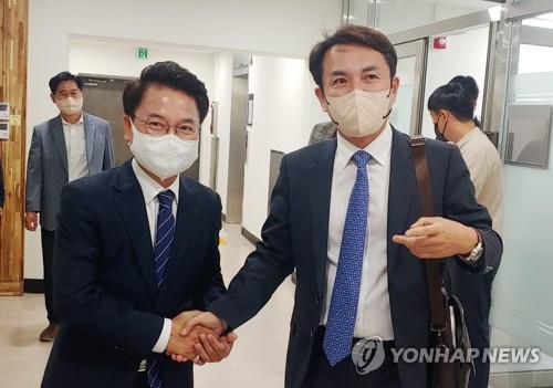 손잡은 김진태 강원지사·육동한 춘천시장 당선인. [촬영 이해용]