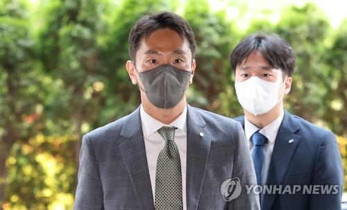 출근하는 금감원장(서울=연합뉴스) 한상균 기자 = 이복현 신임 금감원장이 8일 여의도 사무실로 출근하고 있다. 2022.6.8 xyz@yna.co.kr