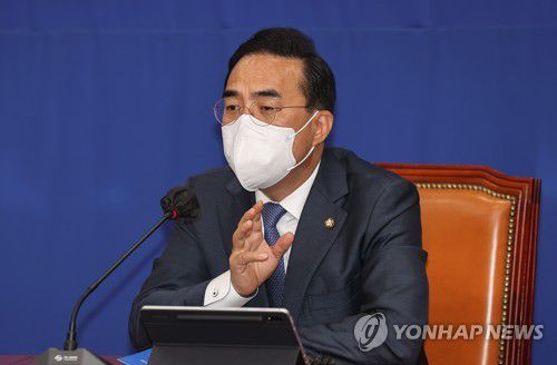 박홍근, 비대위 구성 등 현안 관련 기자간담회(서울=연합뉴스) 이정훈 기자 = 더불어민주당 박홍근 대표 직무대행 겸 원내대표가 8일 오전 국회에서 비상대책위원회 구성 등 현안 관련 기자간담회를 하고 있다. 2022.6.8 [국회사진기자단] uwg806@yna.co.kr