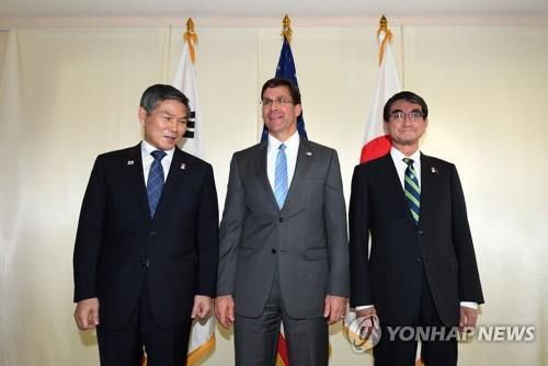 2019년에 만나 포즈 취하는 한미일 국방장관(자료사진) 2019.11.17(방콕=연합뉴스) 임헌정 기자 = 2019년 11월 17일 당시 정경두 국방부 장관이 방콕 아바니 리버사이드 호텔에서 열린 한미일 국방장관 회담에서 마크 에스퍼 미국 국방부 장관, 고노 다로 일본 방위상과 포토세션을 하고 있다. 2019.11.17 kane@yna.co.kr