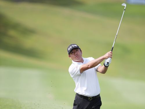 5번 홀에서 두 번째 샷을 치는 최호성[KPGA 제공. 재판매 및 DB 금지]