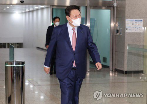 출근하는 윤석열 대통령(서울=연합뉴스) 서명곤 기자 = 10일로 취임 한 달을 맞는 윤석열 대통령이 9일 오전 용산 대통령실 청사로 출근하고 있다.  2022.6.9 seephoto@yna.co.kr