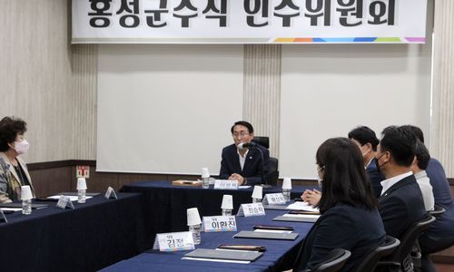 인수위에서 인사말 하는 이용록 군수 당선인[조성민 기자]