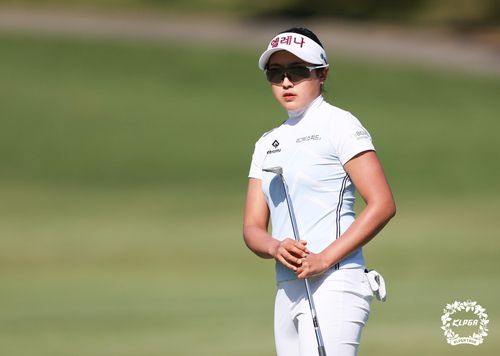 그린을 살피는 김민주.[KLPGA 제공. 재판매 및 DB 금지]