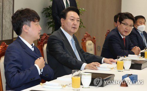 국민의힘 지도부 만난 윤석열 대통령(서울=연합뉴스) 서명곤 기자 = 윤석열 대통령이 10일 오후 용산 대통령실 청사 대접견실에서 열린 국민의힘 지도부 초청 오찬 간담회에서 대화하고 있다. 왼쪽부터 이준석 대표, 윤 대통령, 권성동 원내대표.  2022.6.10 seephoto@yna.co.kr