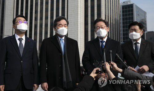 회동결과 발표하는 이재명 대선후보와 이낙연 전 대표(서울=연합뉴스) 더불어민주당 이재명 대선후보(오른쪽 두번째)와 이낙연 전 대표(왼쪽 두번째)가 23일 서울 중구 달개비 식당에서 오찬회동을 마친 뒤 회동결과를 발표하고 있다. 왼쪽부터 윤영찬 의원, 이낙연 전 대표, 이재명 대선후보, 오영훈 의원. 2021.12.23 [국회사진기자단] srbaek@yna.co.kr