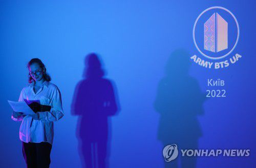 전쟁 중 BTS에게 희망을 얻기 위해(키이우=연합뉴스) 황광모 기자 = 11일 오후(현지시간) 우크라이나의 수도 키이우의 한 소극장에서 열린 방탄소년단(BTS) 팬클럽 '아미' 우크라이나 모임에서 사회자가 행사 소개를 하고 있다.     우크라이나의 '아미'들은 러시아의 침공으로 대면 모임을 못 해 오다 최근 키이우를 중심으로 전황이 소강상태에 들어가자 이날 모여 방탄소년단의 데뷔 9년과 신곡 발표를 축하했다. 2022.6.11 hkmpooh@yna.co.kr