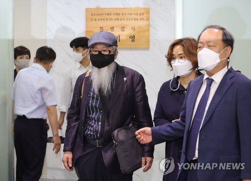 이예람 중사 사망 사건 특검 사무실 찾은 유족(서울=연합뉴스) 류영석 기자 = 13일 오후 서울 서대문구 미근동에 위치한 '공군 20전투비행단 이예람 중사 사망 사건 관련 군 내 성폭력 및 2차 피해 등의 진상규명을 위한 특별검사팀' 사무실에서 이 중사의 아버지 이주완 씨 등 유가족이 안미영 특별검사와 면담하기 전 발언하고 있다. 2022.6.13 ondol@yna.co.kr