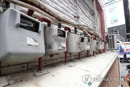 도시가스 요금 한 달 만에 또 인상된다도시가스 요금 한 달 만에 또 인상된다     (서울=연합뉴스) 이재희 기자 = 29일 산업통상자원부는 5월 1일부터 주택용 도시가스 요금을 8.4% 인상한다고 밝혔다. 가구당 평균 월 2천450원을 더 내는 셈이다. 이번 인상은 가격 인상 억제로 인한 한국가스공사의 미수금이 불어났기 때문이라고 밝혔다. 사진은 이날 서울 시내 주택단지에 설치된 가스계량기. 2022.4.29     scape@yna.co.kr