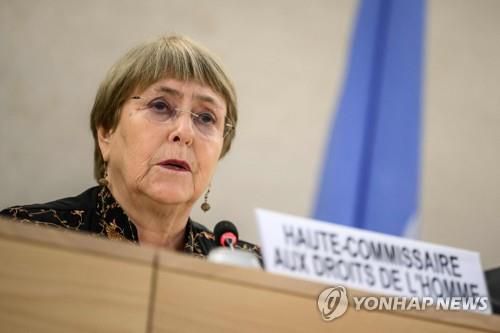 발언하는 미첼 바첼레트 유엔최고인권대표(제네바 AFP=연합뉴스) 미첼 바첼레트 유엔최고인권대표가 13일(현지시간) 스위스 제네바에서 열린 유엔인권이사회 회의에서 발언하고 있다. 2022.6.14 [2022.06.14 송고]