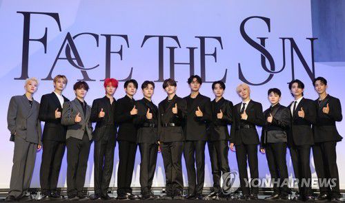 세븐틴, 정규 4집 앨범 '페이스 더 선'으로 컴백(서울=연합뉴스) 류효림 기자 = 그룹 세븐틴이 27일 서울 여의도 콘래드호텔에서 열린 정규 4집 '페이스 더 선' 발매기념 기자간담회에서 포즈를 취하고 있다. 2022.5.27 ryousanta@yna.co.kr