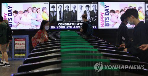 BTS, 팀 활동 잠정 중단 선언(서울=연합뉴스) 강민지 기자 = 그룹 방탄소년단(BTS)이 팀 활동 잠정 중단 선언한 15일 오후 서울 지하철 2호선 강남역에 팬들이 제작한 데뷔 9주년 축하 영상이 상영되고 있다. 2022.6.15 mjkang@yna.co.kr