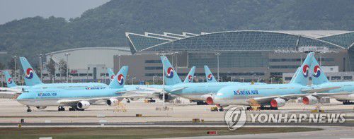 6월 유류할증료 또 '역대 최고'…소비자 부담 가중(영종도=연합뉴스) 임헌정 기자 = 국제 유가 상승에 따라 대한항공의 국제선 항공권에 부과되는 유류할증료가 또다시 역대 최고를 경신했다.     항공사들이 유가 상승에 따른 손실을 보전하기 위해 운임에 별도로 부과하는 유류할증료가 인상되면서 소비자가 내야 하는 항공권 총액도 오르게 됐다.     16일 항공업계에 따르면 6월 대한항공의 국제선 유류할증료는 이달보다 2계단 상승한 19단계가 적용돼 편도거리 기준 거리 비례별로 3만7천700~29만3천800원이 부과된다.     사진은 이날 영종도 인천국제공항의 대한항공 여객기. 2022.5.16 kane@yna.co.kr