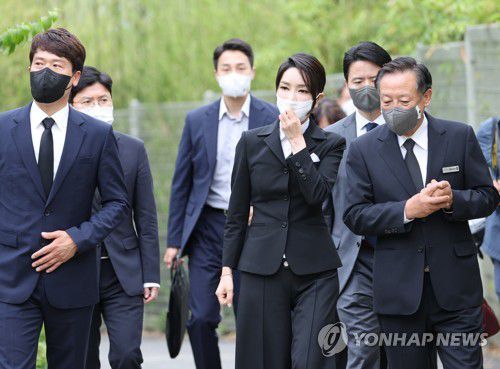 권양숙 여사 예방 위해 사저 향하는 김건희 여사(김해=연합뉴스) 서명곤 기자 = 윤석열 대통령 부인 김건희 여사가 13일 오후 경남 김해시 진영읍 봉하마을을 방문, 고(故) 노무현 전 대통령 묘역에 참배한 뒤 권양숙 여사를 예방하기 위해 사저로 향하고 있다. 2022.6.13 seephoto@yna.co.kr