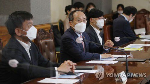 금융시장 점검 나선 경제정책 수장들(서울=연합뉴스) 이지은 기자 = 추경호 경제부총리 겸 기획재정부 장관 등 경제 수장들이 16일 오전 서울 중구 은행회관에서 열린 비상 거시경제 금융회의에 참석, 회의를 준비하고 있다. 왼쪽부터 최상목 경제수석, 추 부총리, 김소영 금융위원회 부위원장. 2022.6.16 [공동취재] jieunlee@yna.co.kr