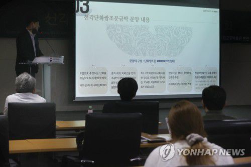 동궁과 월지 출토 8세기 통일신라 금박유물 공개(서울=연합뉴스) 진연수 기자 = 16일 오전 서울 종로구 국립고궁박물관에서 열린 경주 동궁과 월지 출토 8세기 통일신라 금박유물 언론 공개회에서 관계자가 '선각단화쌍조문금박' 문양 내용을 발표하고 있다. 2022.6.16 jin90@yna.co.kr