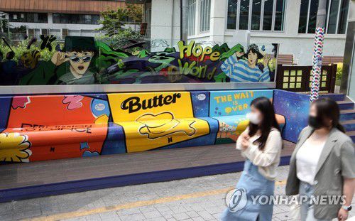 BTS 제이홉이 있는 충장로 거리(광주=연합뉴스) 조남수 기자 = 16일 광주 동구 충장로 '케이팝 스타 거리'에서 BTS 제이홉 벽화 앞을 시민들이 지나고 있다.