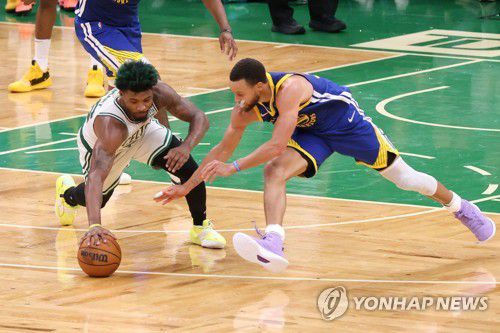 경합하는 마커스 스마트와 스테픈 커리[USA TODAY Sports=연합뉴스]