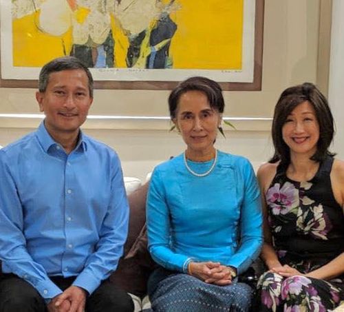 아웅산 수치 고문(가운데)과 함께 한 비비 발라크리슈탄 싱가포르 외교장관(왼쪽)[비비안 발라크리슈난 페이스북 캡처. 재판매 및 DB 금지]