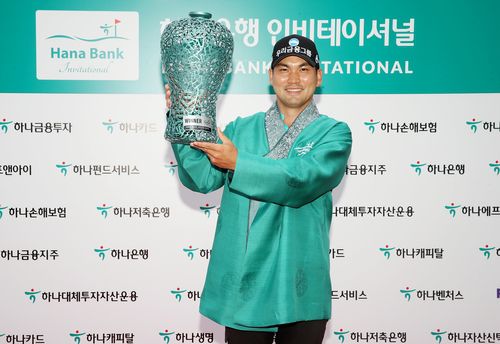 우승 트로피 든 이준석[KPGA 제공. 재판매 및 DB 금지]