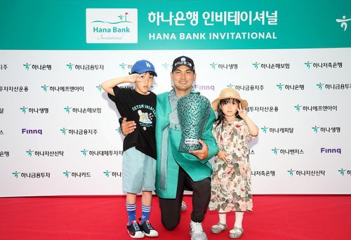 트로피 들고 아들 주원(왼쪽), 딸 주아(오른쪽)와 포즈 취한 이준석[KPGA 제공. 재판매 및 DB 금지]