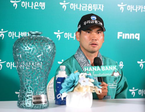 우승 후 기자회견하는 이준석[KPGA 제공. 재판매 및 DB 금지]