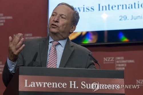 2015년 한 포럼에 참석해 발언하는 로런스 래리 서머스[EPA 연합뉴스 자료사진. 재판매 및 DB 금지]