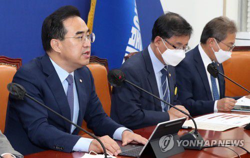 모두발언하는 박홍근 원내대표(서울=연합뉴스) 이정훈 기자 = 더불어민주당 박홍근 원내대표가 21일 오전 국회에서 열린 원내대책회의에서 모두발언하고 있다. 2022.6.21 [국회사진기자단] uwg806@yna.co.kr