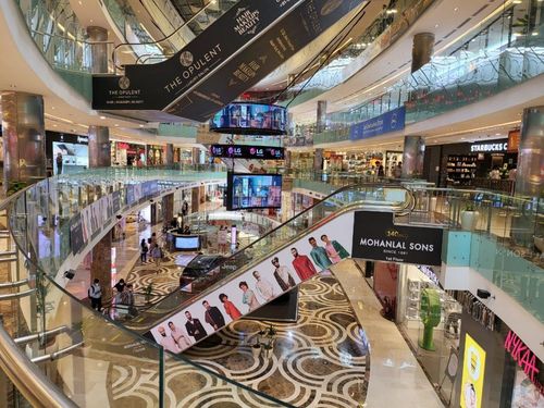 인도 뉴델리의 고급 쇼핑몰 (뉴델리=연합뉴스) 김영현 특파원 = 17일(현지시간) 인도 뉴델리의 고급 쇼핑몰 앰비언스몰. 물가가 오르고 경제가 위태롭지만 부유층을 대상으로 한 소비 산업은 경기가 좋은 편이다. 2022.6.22 cool@yna.co.kr